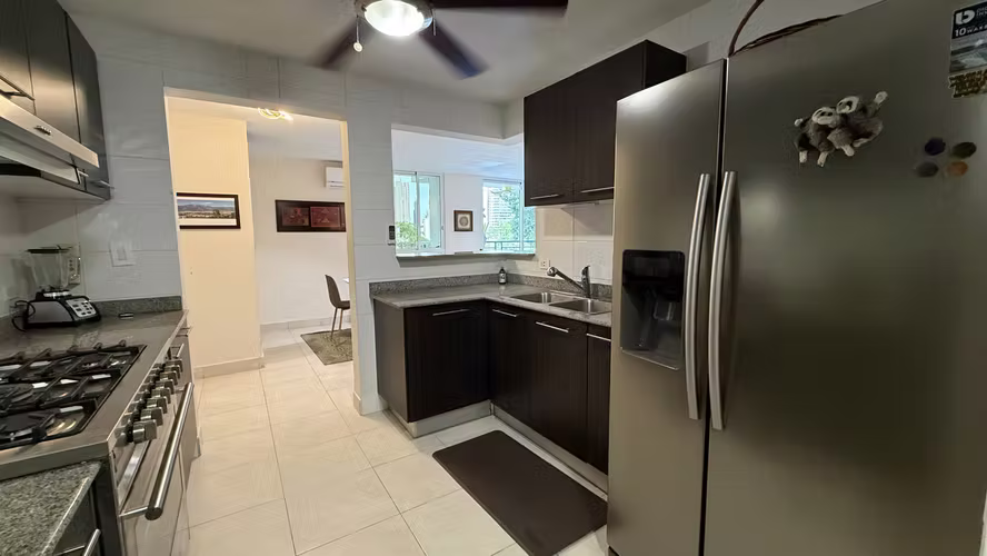 Se alquila apartamento 2 recámaras, 2 baños, balcón, full amoblado