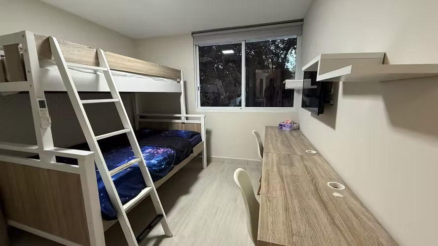 Se alquila apartamento 2 recámaras, 2 baños, balcón, full amoblado