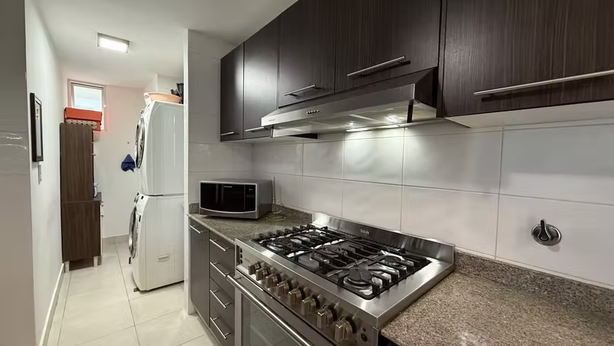 Se alquila apartamento 2 recámaras, 2 baños, balcón, full amoblado