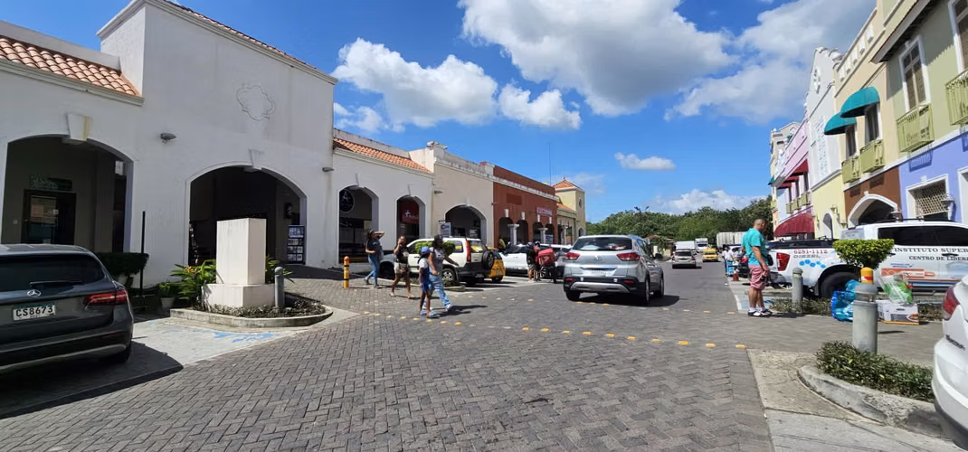 Alquiler de local comercial en la entrada de Coronado