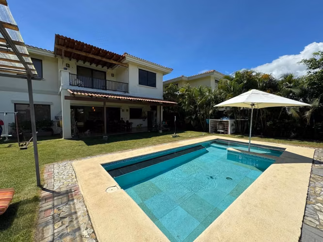 Venta de Casa en Vista Mar con Piscina Privada y Vista al Golf