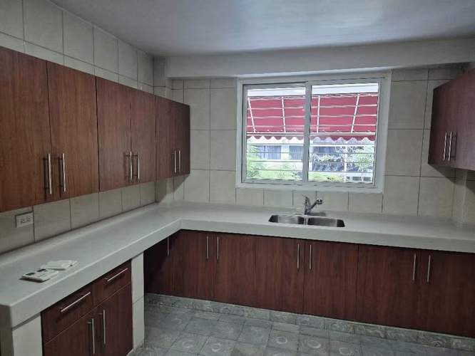 Se alquila apartamento en Vía Argentina