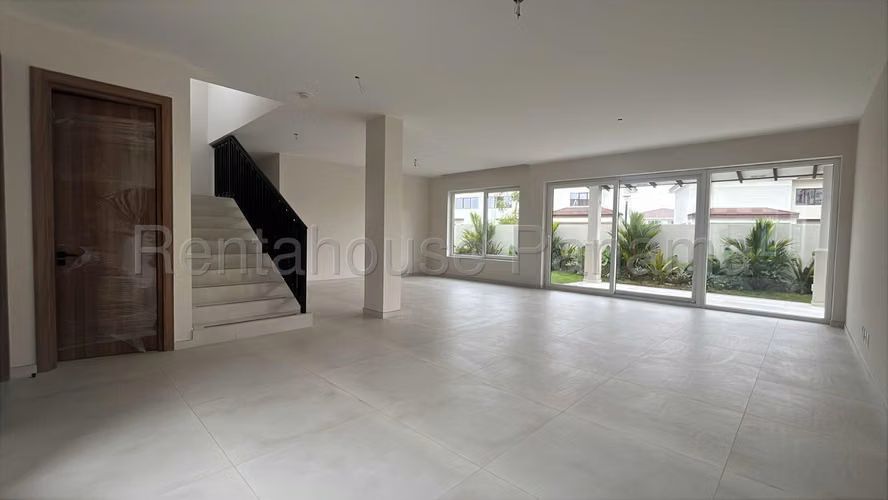 Venta de Casa en Santa Maria The Woods Mts2: 338.77 PD