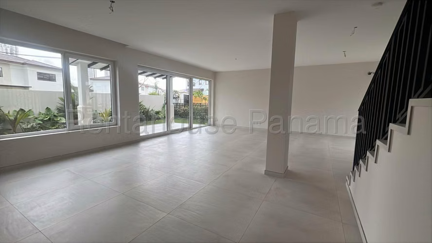 Venta de Casa en Santa Maria The Woods Mts2: 338.77 PD