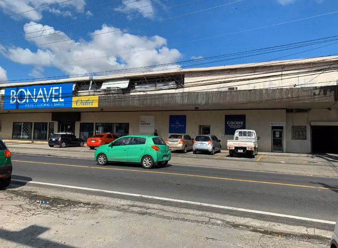Venta de Local comercial en Ave. Santa Elena, 2,337m2 de construcción