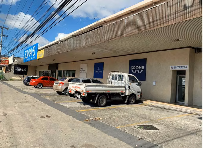 Venta de Local comercial en Ave. Santa Elena, 2,337m2 de construcción