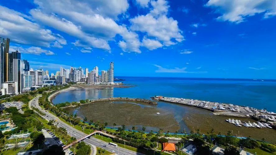 ALQUILO APARTAMENTO EN AVENIDA BALBOA LINEA BLANCA  2R, 2B ,1500!!!