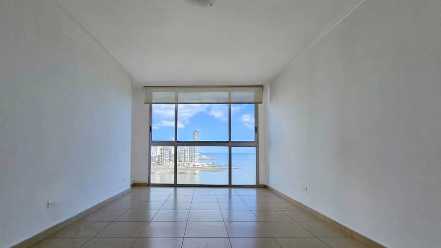 ALQUILO APARTAMENTO EN AVENIDA BALBOA LINEA BLANCA  2R, 2B ,1500!!!