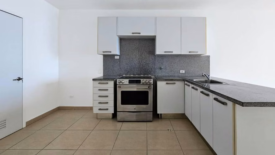 ALQUILO APARTAMENTO EN AVENIDA BALBOA LINEA BLANCA  2R, 2B ,1500!!!