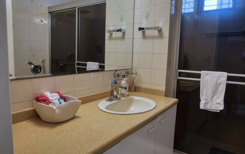 Amplio Apartamento en Obarrio! Remodelado! Línea Blanca Completa!