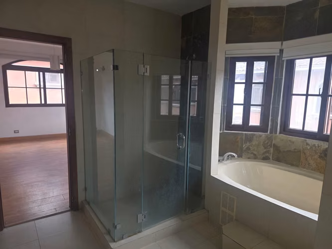 Vendo casa en exclusivo complejo El Doral, Costa Sur