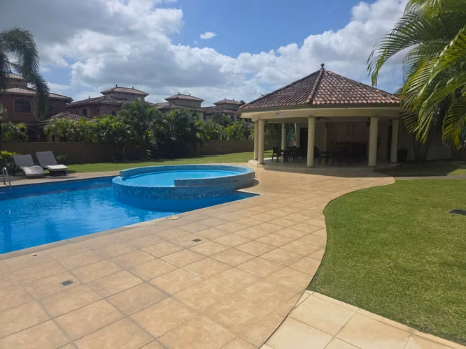 Vendo casa en exclusivo complejo El Doral, Costa Sur