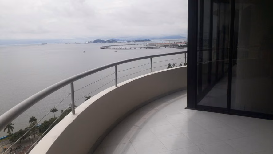 VENDO APARTAMENTO EN AVENIDA  BALBOA, 3 RECÁMARAS 3 BAÑOS C/B/E, BALCÓN, VISTA AL MAR