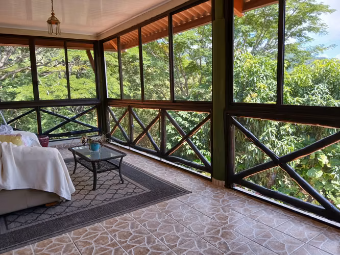 Venta Casa Estilo Campestre. 3 recamaras,  2,230mt2 totales. Altos del Maria