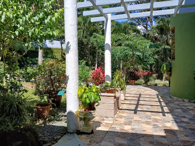 Venta Casa Estilo Campestre. 3 recamaras,  2,230mt2 totales. Altos del Maria