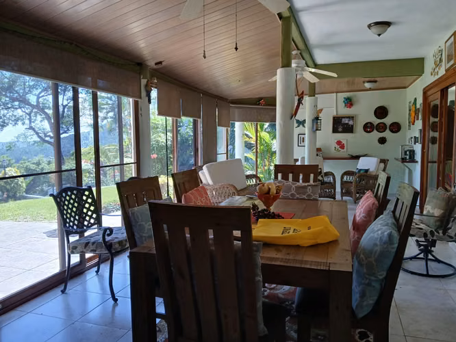 Venta Casa Estilo Campestre. 3 recamaras,  2,230mt2 totales. Altos del Maria