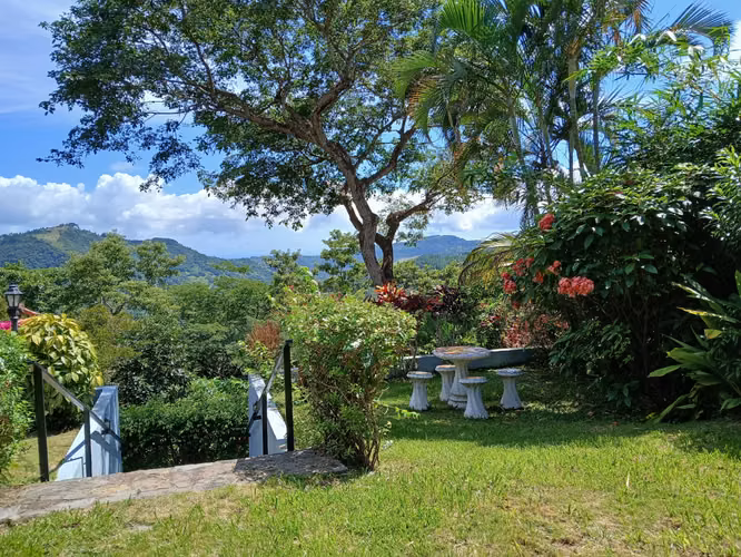 Venta Casa Estilo Campestre. 3 recamaras,  2,230mt2 totales. Altos del Maria