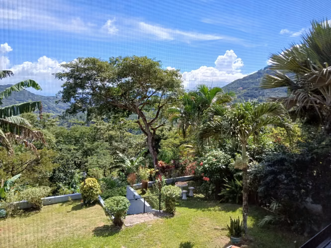 Venta Casa Estilo Campestre. 3 recamaras,  2,230mt2 totales. Altos del Maria
