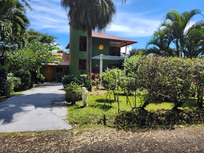 Venta Casa Estilo Campestre. 3 recamaras,  2,230mt2 totales. Altos del Maria