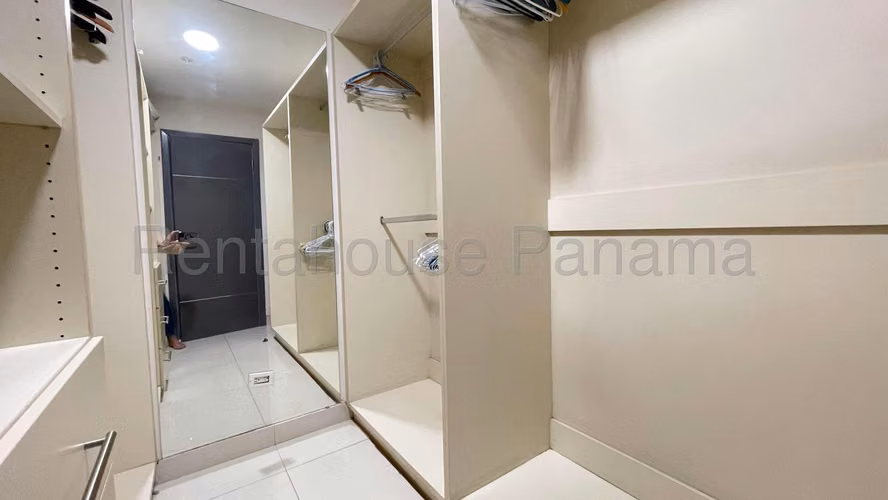 Apartamento en Venta en Costa del Este. RIVERSIDE