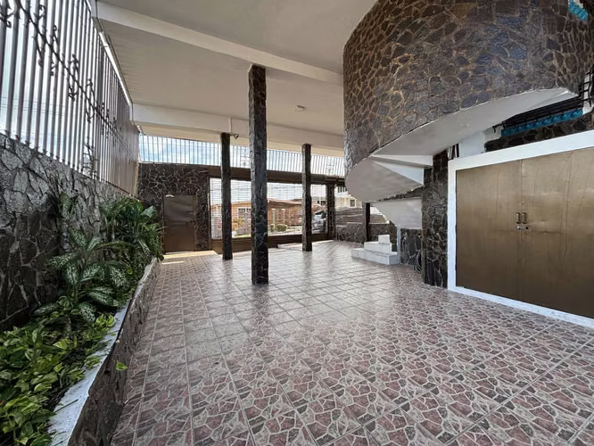 Propiedad Única en Betania Dos Casas Independientes Venta Plus
