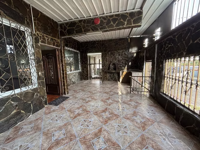 Propiedad Única en Betania Dos Casas Independientes Venta Plus