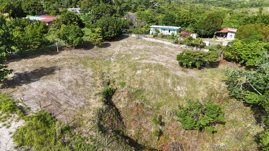 OPORTUNIDAD! Se Vende Amplio Terreno en Rio Hato