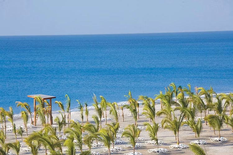 Apartamento Amoblado con Vista Parcial al Mar en Playa Blanca