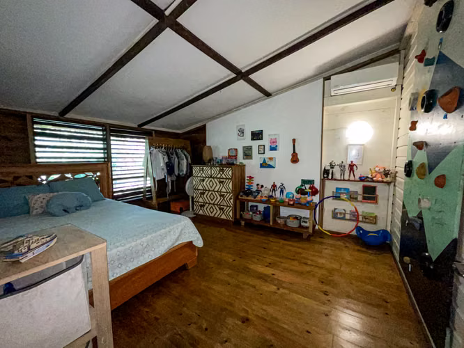 BEACH HOUSE FOR SALE ISLA COLON BOCAS DEL TORO