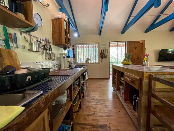 BEACH HOUSE FOR SALE ISLA COLON BOCAS DEL TORO