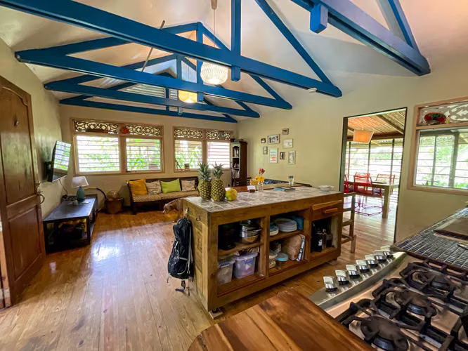 BEACH HOUSE FOR SALE ISLA COLON BOCAS DEL TORO