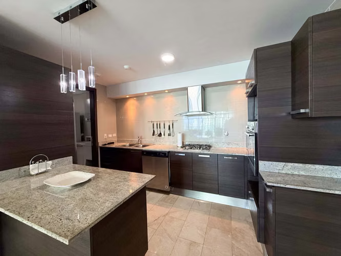 Amplio Apartamento de 2 Recámaras con Vistas a la Ciudad y al Océano en Grand Tower