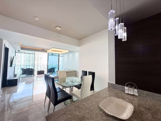 Amplio Apartamento de 2 Recámaras con Vistas a la Ciudad y al Océano en Grand Tower
