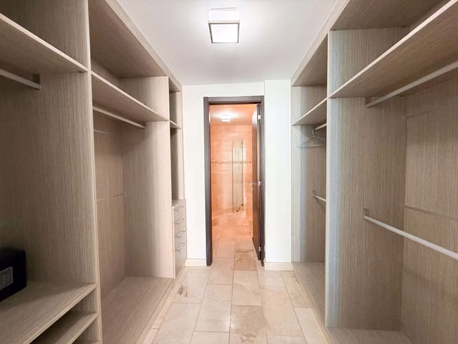 Amplio Apartamento de 2 Recámaras con Vistas a la Ciudad y al Océano en Grand Tower