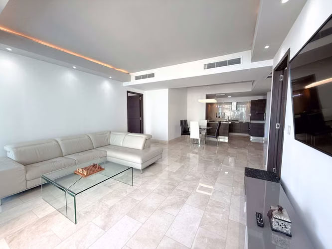 Amplio Apartamento de 2 Recámaras con Vistas a la Ciudad y al Océano en Grand Tower
