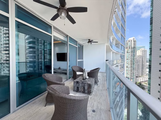 Amplio Apartamento de 2 Recámaras con Vistas a la Ciudad y al Océano en Grand Tower