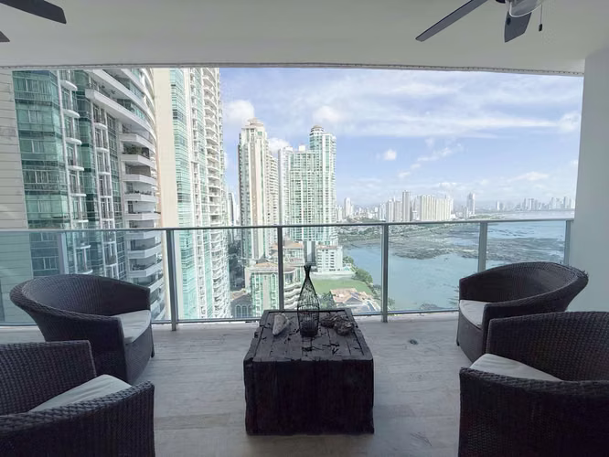 Amplio Apartamento de 2 Recámaras con Vistas a la Ciudad y al Océano en Grand Tower