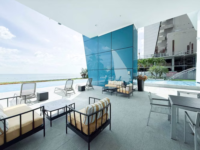 Amplio Apartamento de 2 Recámaras con Vistas a la Ciudad y al Océano en Grand Tower