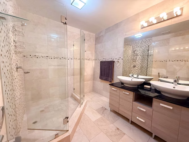 Amplio Apartamento de 2 Recámaras con Vistas a la Ciudad y al Océano en Grand Tower