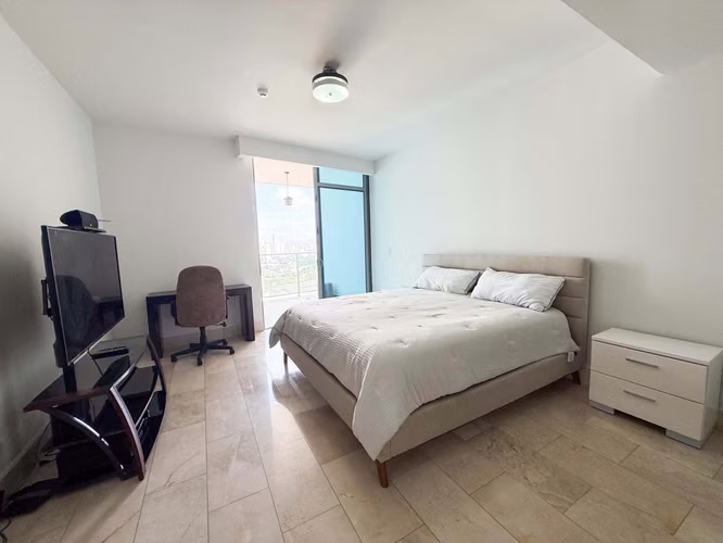 Amplio Apartamento de 2 Recámaras con Vistas a la Ciudad y al Océano en Grand Tower