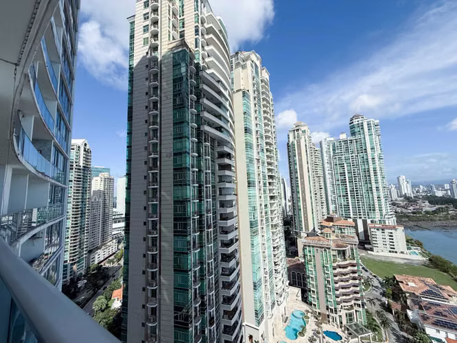 Amplio Apartamento de 2 Recámaras con Vistas a la Ciudad y al Océano en Grand Tower
