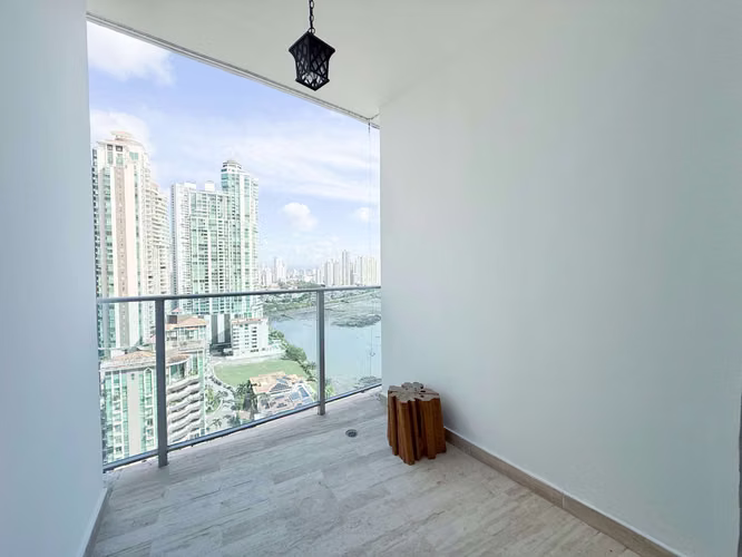 Amplio Apartamento de 2 Recámaras con Vistas a la Ciudad y al Océano en Grand Tower