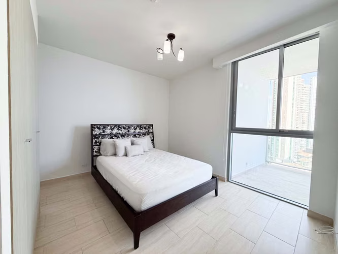 Amplio Apartamento de 2 Recámaras con Vistas a la Ciudad y al Océano en Grand Tower