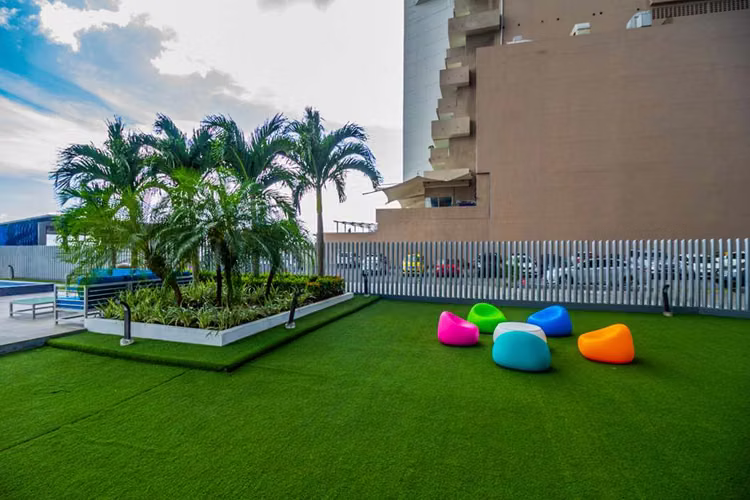 Amplio Apartamento de 2 Recámaras con Vistas a la Ciudad y al Océano en Grand Tower