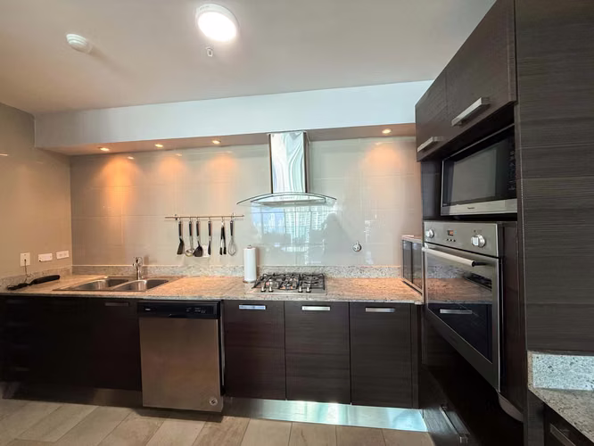 Amplio Apartamento de 2 Recámaras con Vistas a la Ciudad y al Océano en Grand Tower