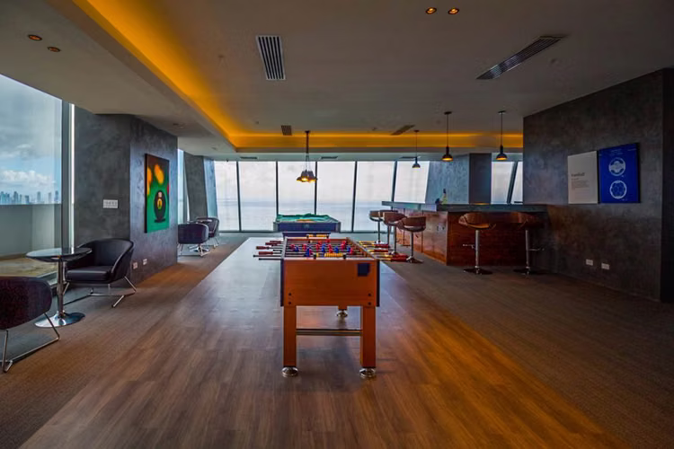 Amplio Apartamento de 2 Recámaras con Vistas a la Ciudad y al Océano en Grand Tower