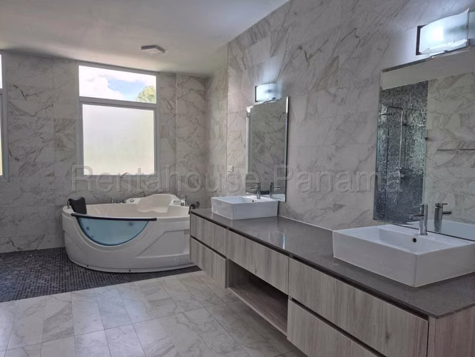 Vendo Hermosa Casa en Costa Esmeralda, Costa Sur 25-5919GG