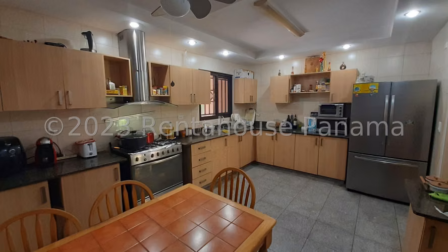 Vendo Espectacular Casa en Versalles 23-8141GG