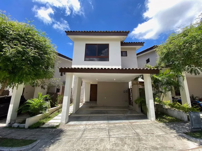 ALQUILER DE CASA EN BRISAS DEL GOLF