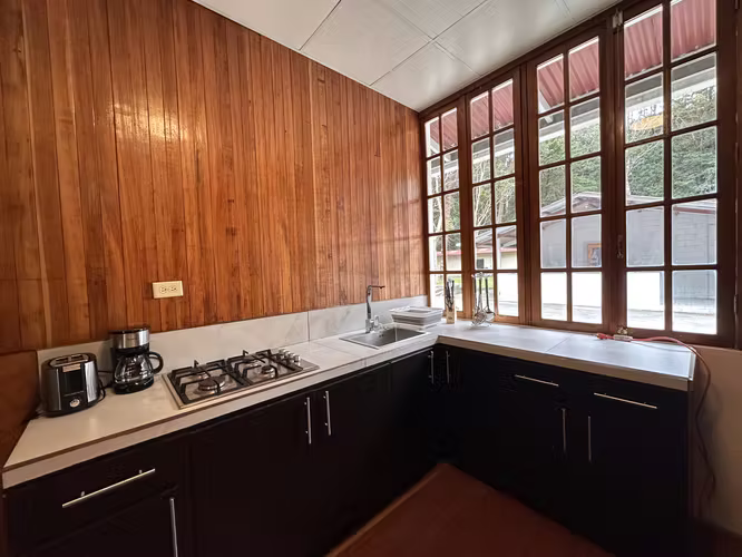 SE ALQUILA CASA AMOBLADA EN ÁREA EXCLUSIVA DE BAMBITO